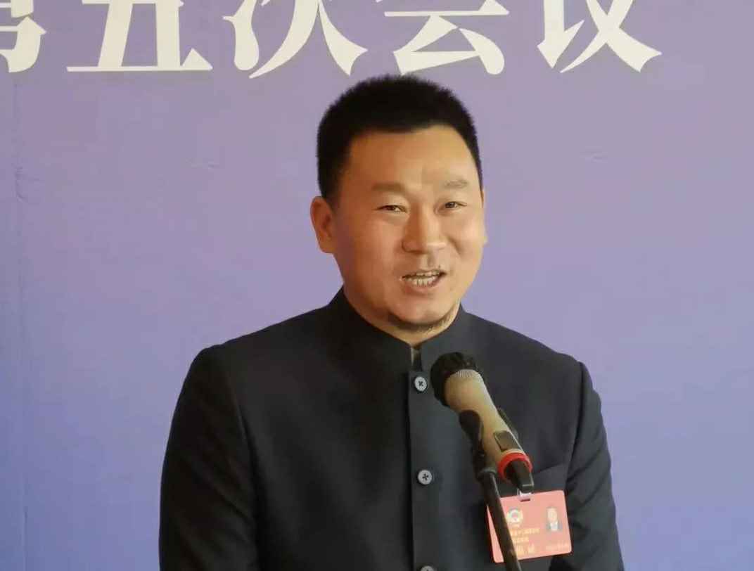为进一步展示市政协团结、民主、开放、自信的形象，向市民和网友展示政协委员的履职风采，中山市政协十二届五次会议在2月4日上午开幕前开设“委员通道”，市政协委员、米兰网页版·网站在线登入-米兰(中国)公司总经理陈朝阳走进“委员通道”，回应社会关切的问题。他就如何做好城市应急管理规划的问题进行发言，并回答记者提问。.jpg